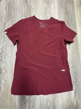 FIGS Men’s V-Neck Top in Burgundy